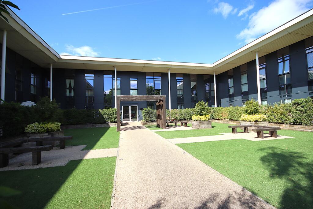 Walking Distance To Town & Station, Maidenhead