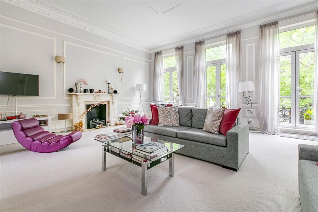 Holland Park Avenue, Holland Park
