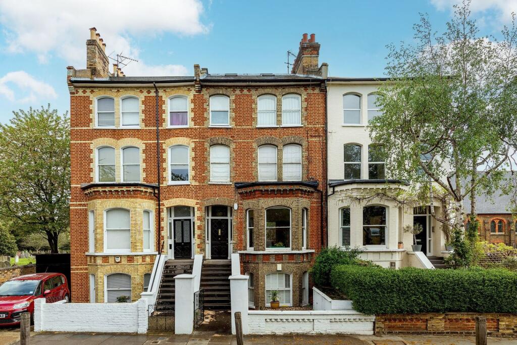 Bolingbroke Grove, Between the Commons, London, SW11